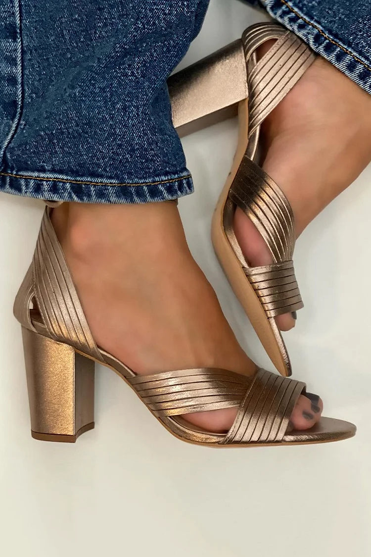 Gestreifte Peeptoe-Sandalen mit Knöchelriemen in Gold und strukturiertem Design