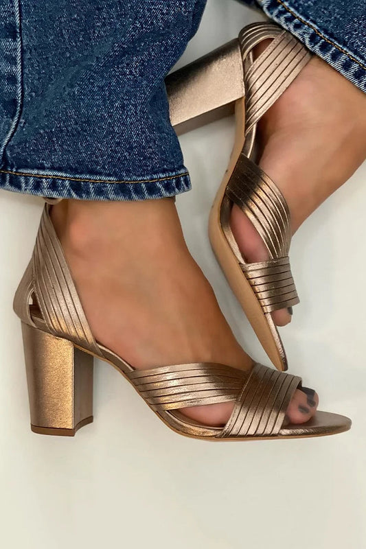 Gestreifte Peeptoe-Sandalen mit Knöchelriemen in Gold und strukturiertem Design
