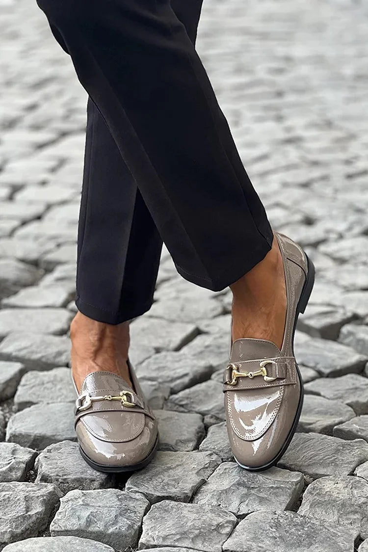 Bequeme taupefarbene Loafer mit Metallic-Schnallen und runder Zehenpartie [Vorbestellung]