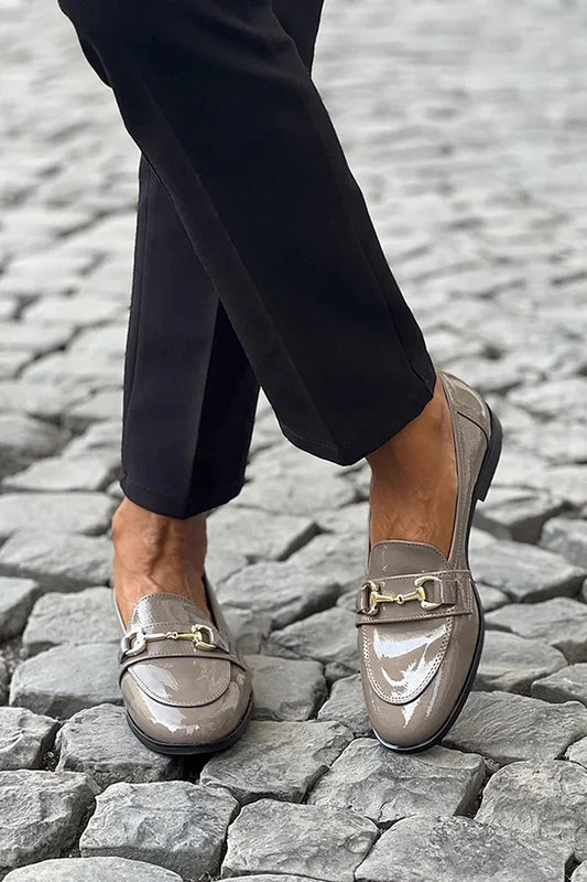 Bequeme taupefarbene Loafer mit Metallic-Schnallen und runder Zehenpartie [Vorbestellung]