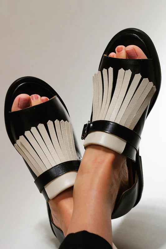 Offene Slip-On-Sandalen mit kontrastierenden Fransen und runder Zehenpartie