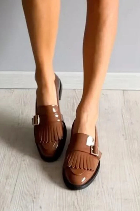 Braune Slipper mit Riemchenverschluss, Fransenverzierung und runder Zehenpartie [Vorbestellung]