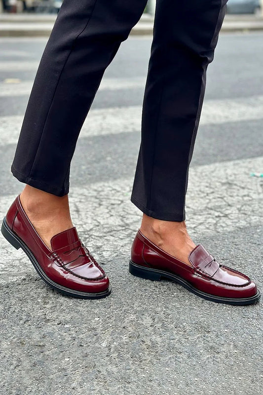 Einfarbige burgunderrote Patchwork-Loafer mit runder Zehenform