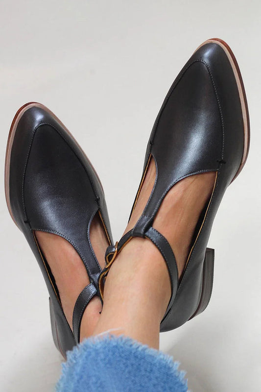 Matte Leder Retro Flats mit spitzem T-Riemen