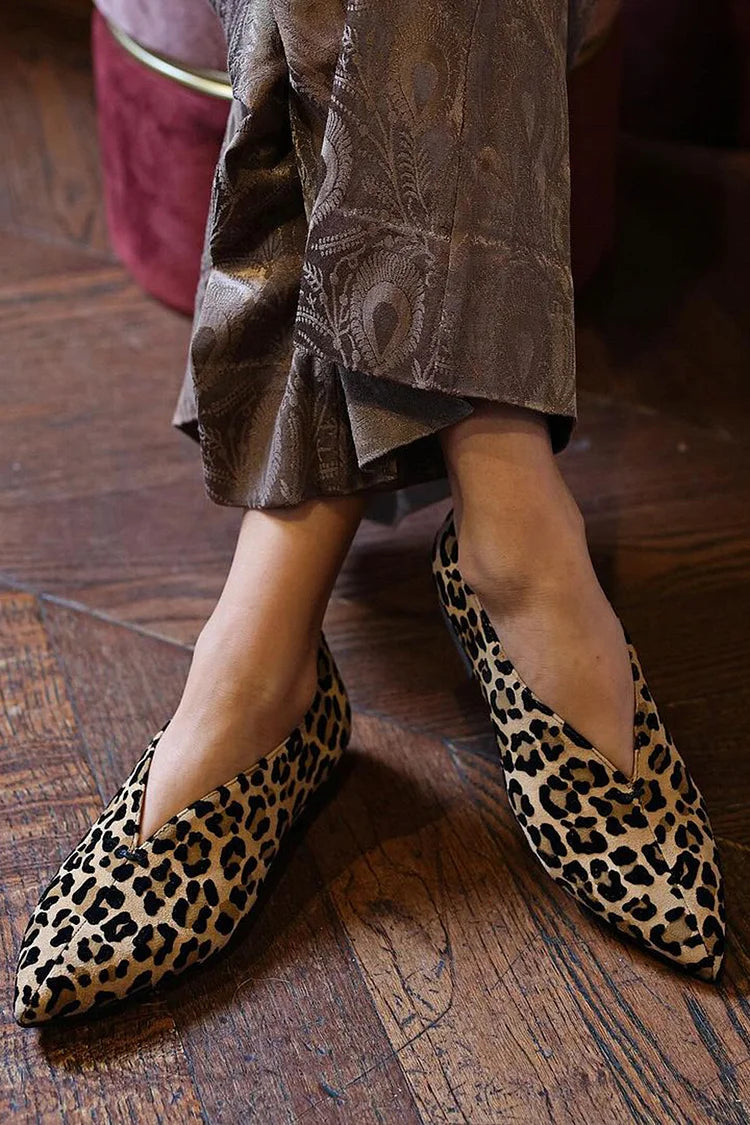 Beige Ballerinas mit V-förmigem Zehenbereich und Leopardenmuster [Vorbestellung]