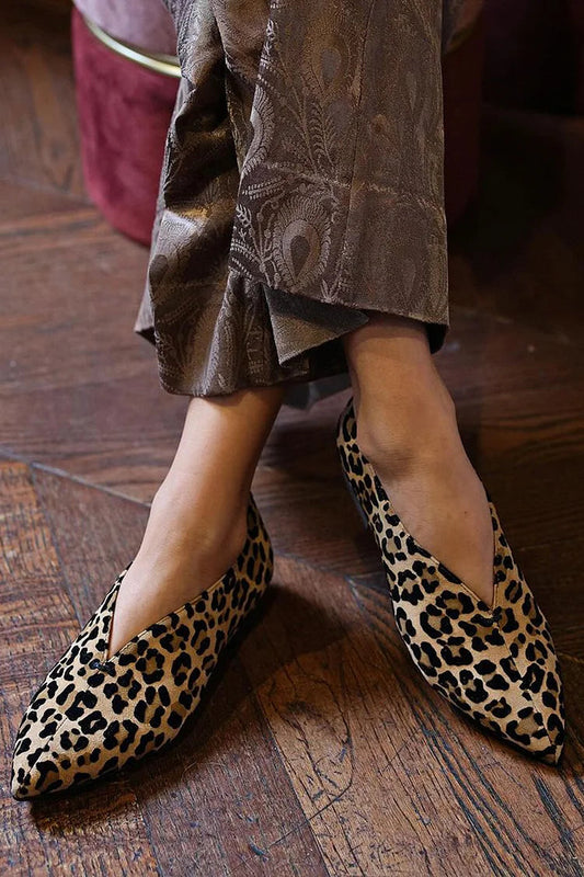 Beige Ballerinas mit V-förmigem Zehenbereich und Leopardenmuster [Vorbestellung]