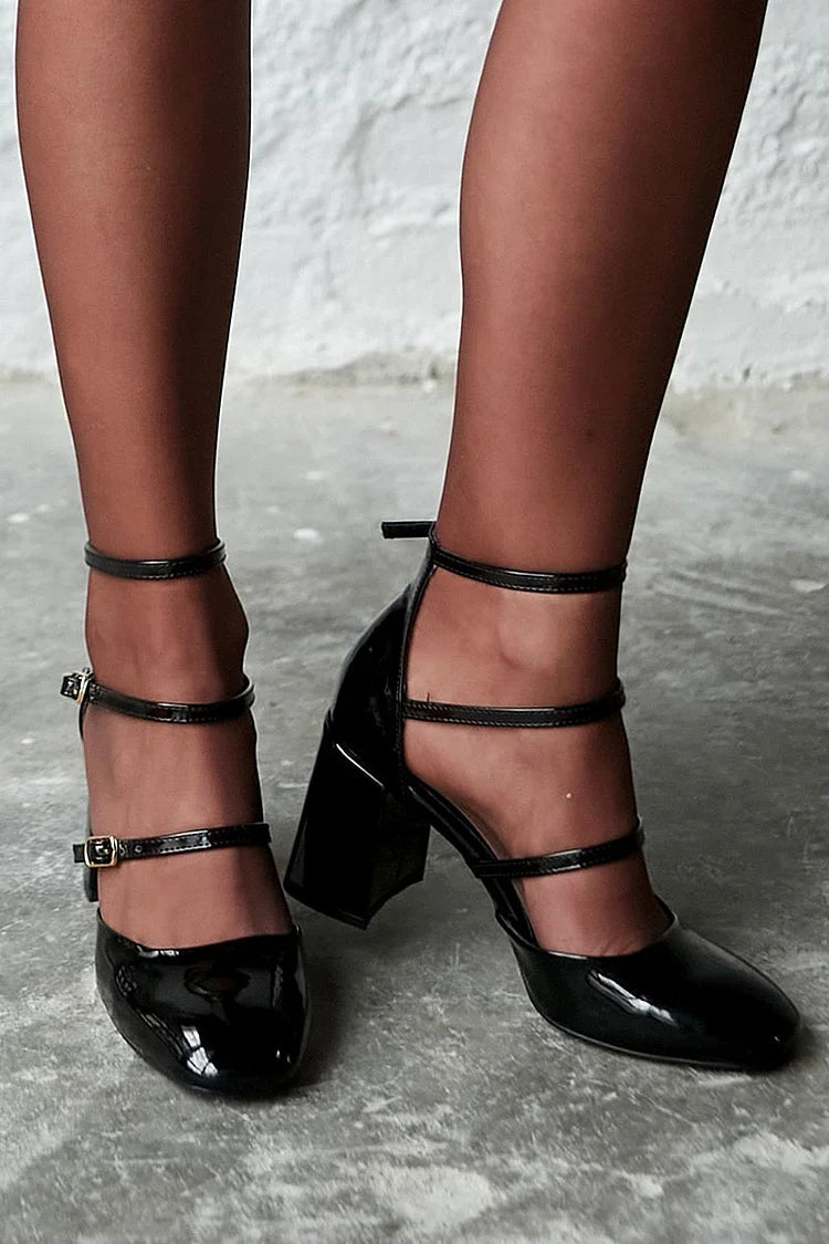 Schlichte schwarze klobige Absatzschuhe mit mehreren Riemen, Schnallen und runder Zehenpartie