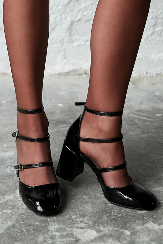 Schlichte schwarze klobige Absatzschuhe mit mehreren Riemen, Schnallen und runder Zehenpartie