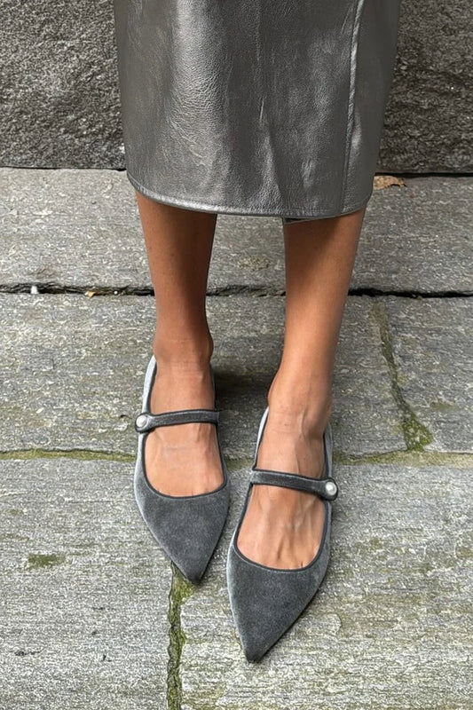 Graue Samt-Ballerinas mit Ristriemen und spitzem Zehenbereich