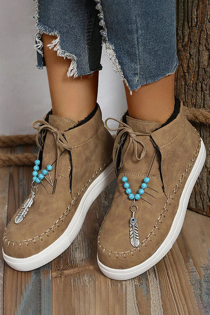 Stiefeletten mit Perlen, Federschmuck, feinen Nähten und runder Zehenform