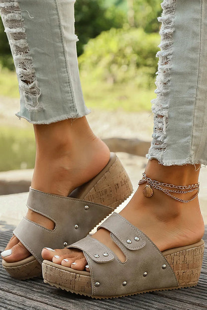 Elegante Cut-Out Peeptoe Keilabsatz Hausschuhe mit Riemen und Nieten-Dekor