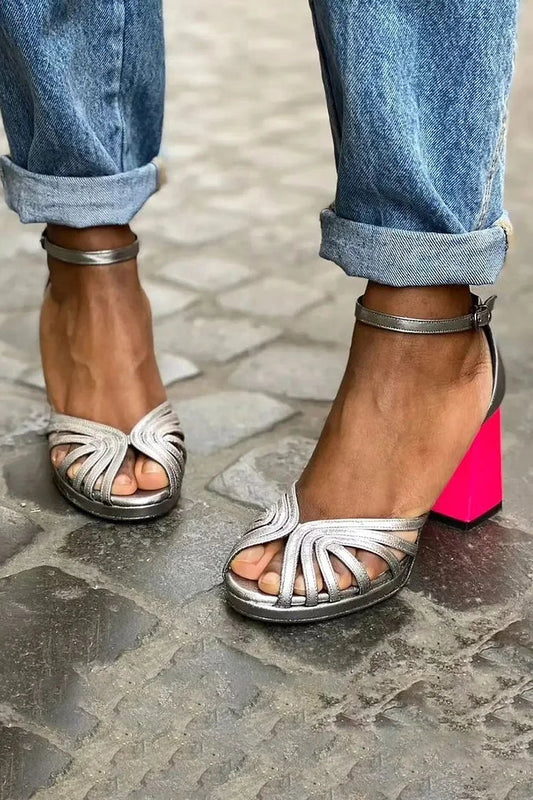 Elegante, funkelnde Peeptoe-Absätze mit Knöchelriemen und Farbblock-Design