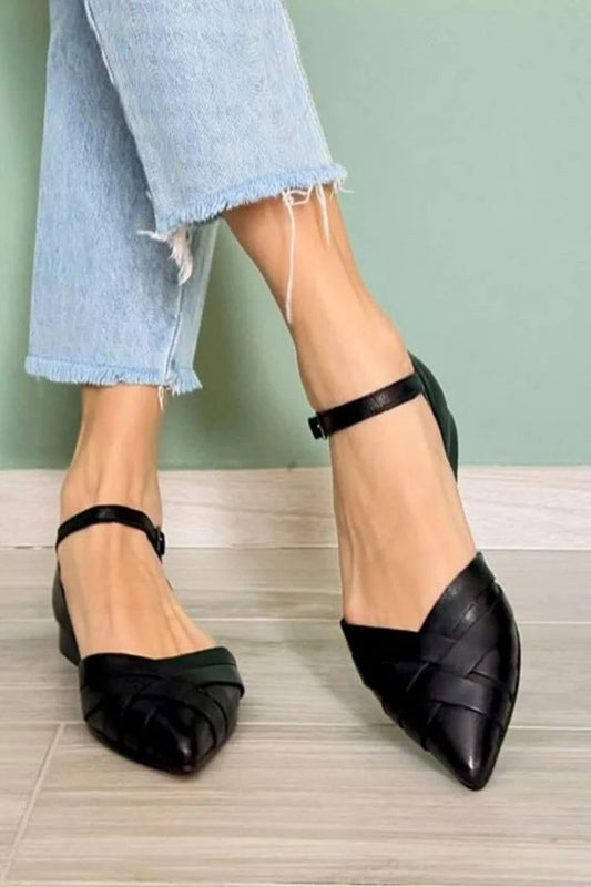 Elegante schwarze Ballerinas mit feinen gewebten Knöchelriemen und Spitzen-Schnalle