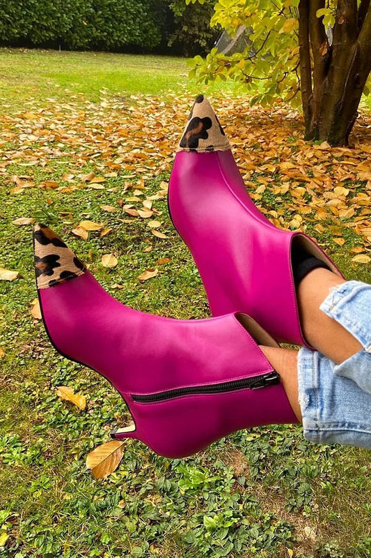 Leopardenmuster-Patchwork-Stiefel mit spitzem Zehenbereich und fuchsiafarbenem Absatz