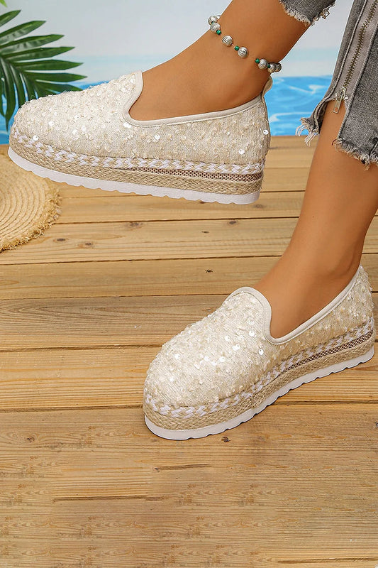 Espadrille-Slipper mit runder Zehenpartie und schlichtem Plateau, verziert mit Pailletten