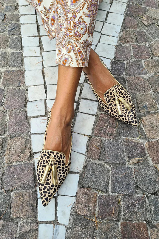 Elegante spitze Pumps aus Kunstleder mit Leopardenmuster und Quasten-Dekor