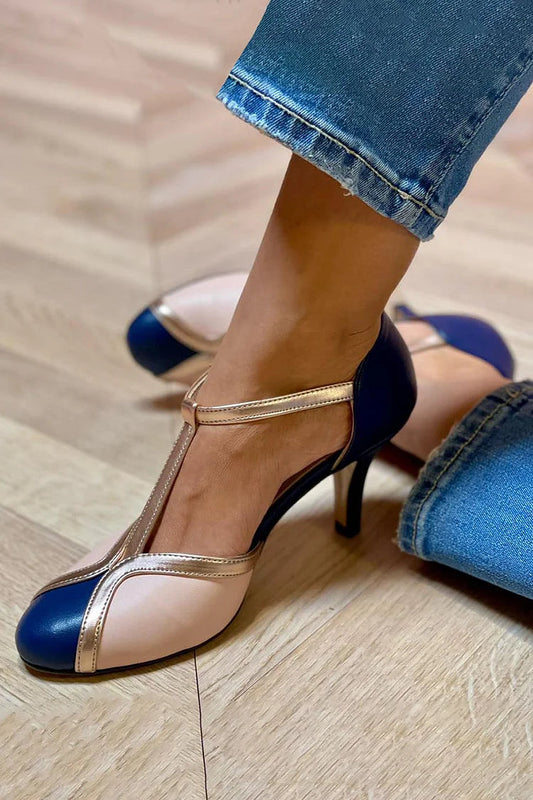 Farbblock-Stiletto-Absätze mit geschlossener runder Zehenpartie und T-Riemen" 

could be rewritten as:

"Farbblock-Stiletto-Pumps mit runder Zehenpartie und T-Riemen