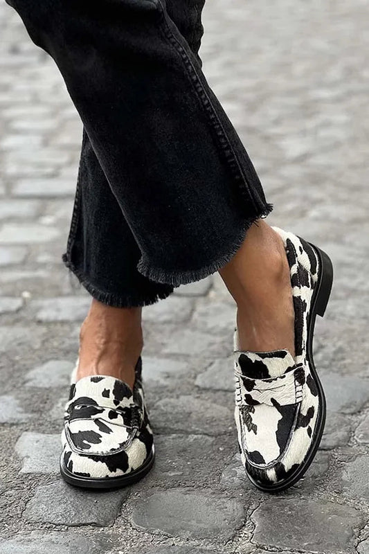 Patchwork-Kuhmuster Weiße Slipper mit runder Zehenpartie