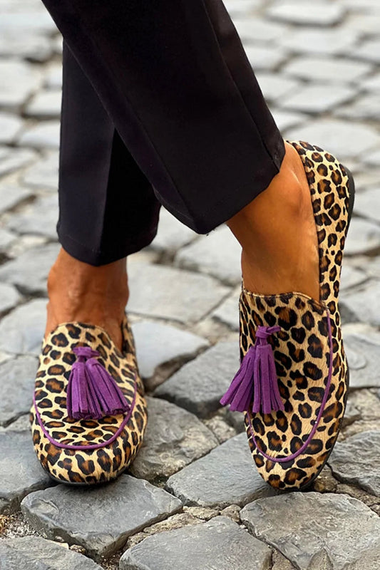 Braune Loafer mit Leopardenmuster und kontrastierenden Quasten