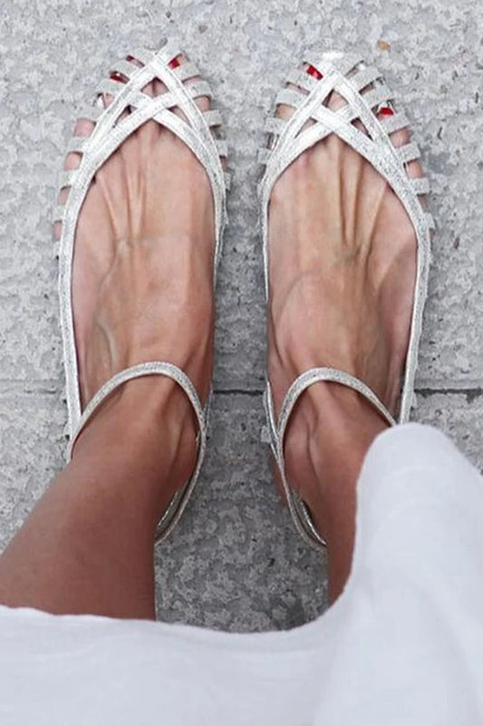 Silberne Sandalen mit offener Knöchelpartie und runder Zehenform