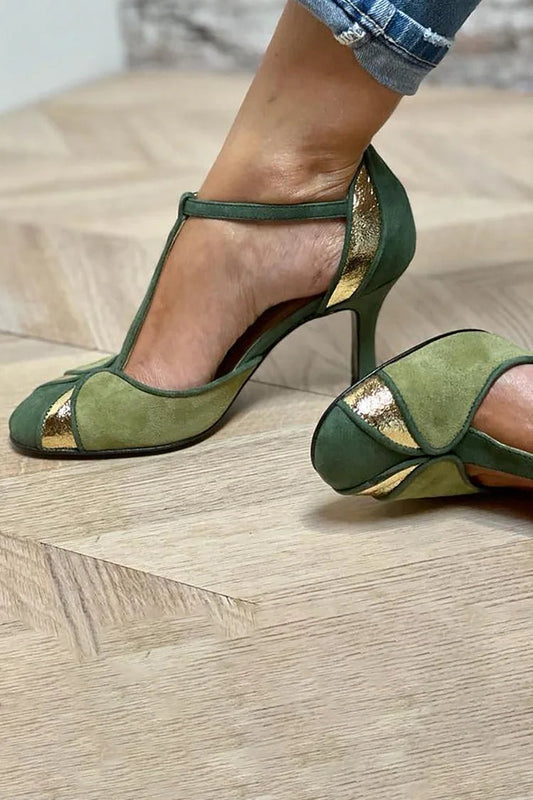Patchwork-Stiletto mit T-Riemen und geschlossener Zehenpartie
