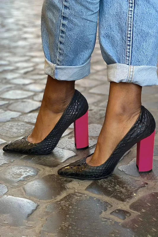 Schwarze, auffällige High Heels mit spitzem Zehenbereich und schlangenförmigem Farbblock-Muster