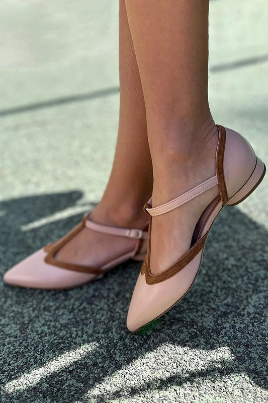 Rosa Ballerinas mit Farbblock-T-Riemen und spitzem Zehenbereich