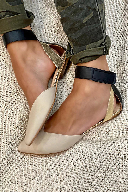 Khaki-Flats mit Farbblock-Knöchelriemen und spitzem Zehenbereich