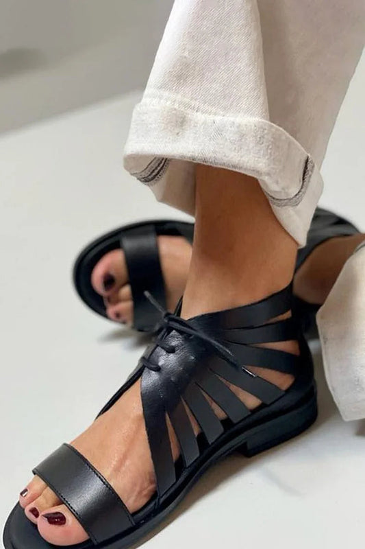 Schlichte schwarze Sandalen mit runder, ausgehöhlter Zehenpartie