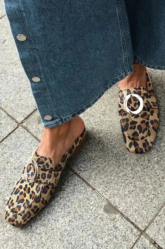 Metallic-Optik Mules mit quadratischer Zehenpartie und O-Ring im Leopardenmuster