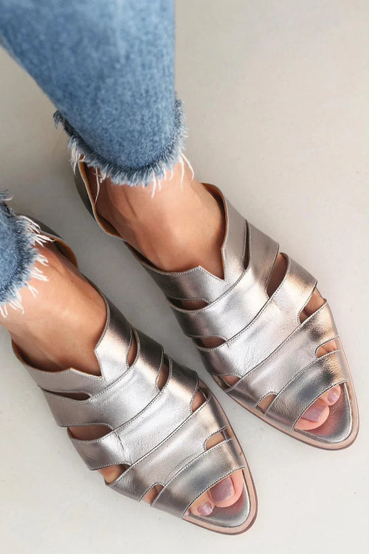 Bequeme Slip-On-Flats mit spitzem Peep-Toe und luftiger Aussparung
