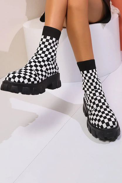 Gestickte Stiefeletten im Schachbrettmuster mit runder Zehenpartie und robustem Absatz