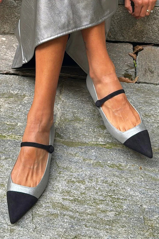 Silberne Flats mit spitzem Zehenbereich und Riemenschnalle im Colorblock-Design