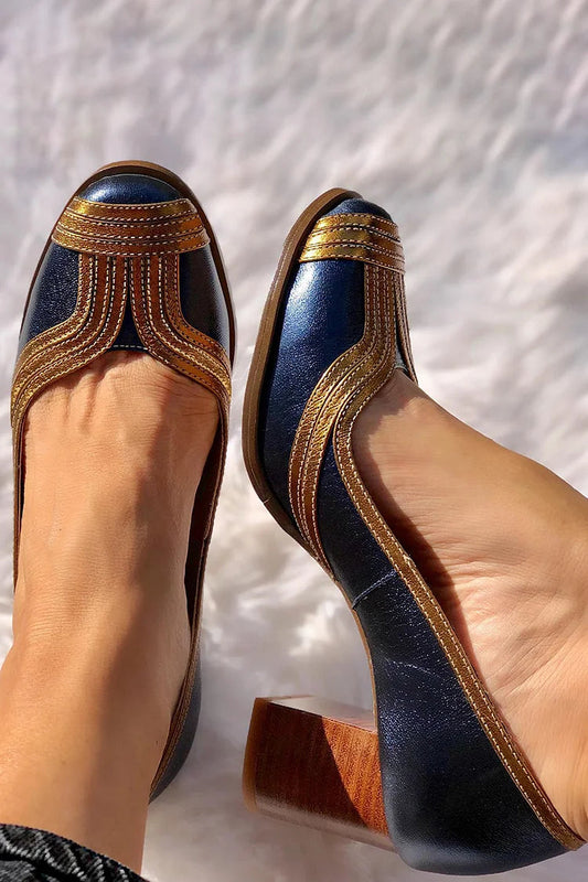 Elegante marineblaue klobige Absätze mit metallic-glänzendem Patchwork-Stichdetail