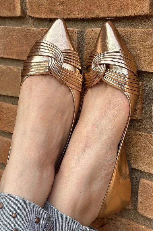 Goldene Patchwork-Ballerinas mit gedrehten Riemen und spitzem Zehenbereich