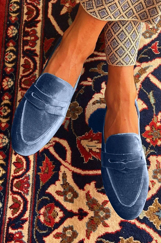 Vielseitige Samt-Slipper in Blau mit Patchwork-Stichdetails zum Hineinschlüpfen