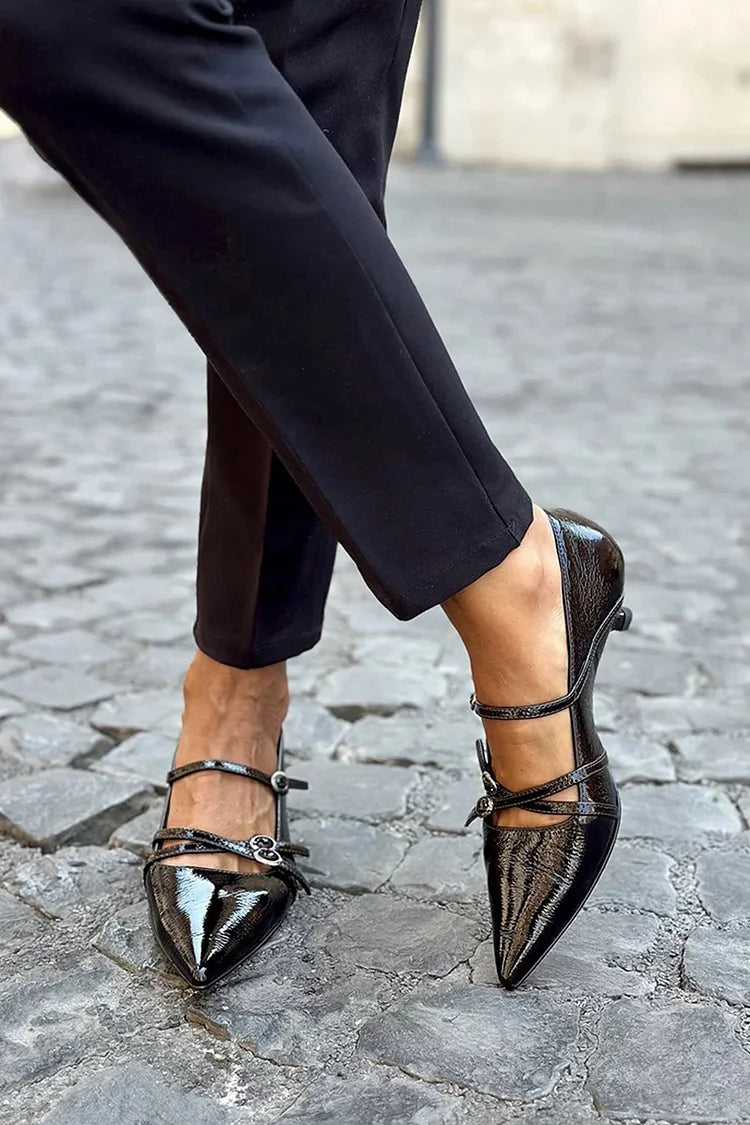 Schwarze Stiletto-Absätze mit mehreren Riemen, Schnallen und spitzem Zehenbereich