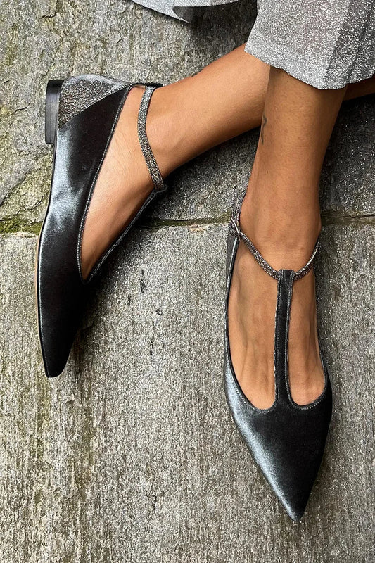 Schwarze Samt-Ballerinas mit glitzerndem T-Riemen und spitz zulaufender Zehenpartie