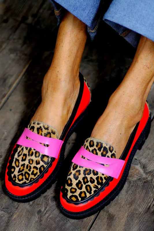 Rote Slipper mit Leopardenmuster, Farbblockdesign und runder Zehenform