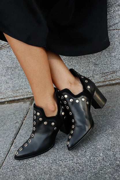 Schwarze Stiefeletten mit Metallösen, spitzem Zehenbereich und robustem Absatz