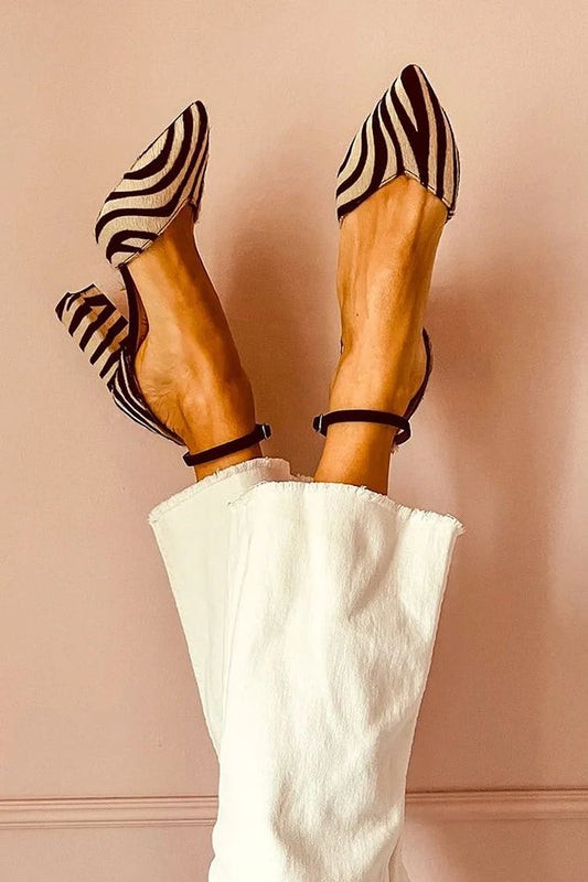 Khakifarbene klobige Absatzschuhe mit Zebramuster, spitzem Zehenbereich, Knöchelriemen und Schnalle