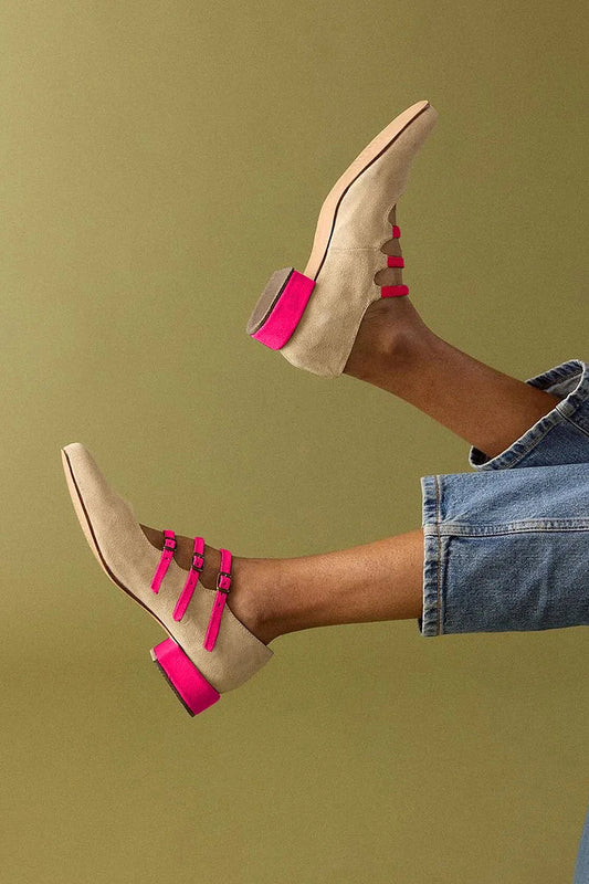 Beige Blockabsatzschuhe mit bunten Akzenten und Schnallen