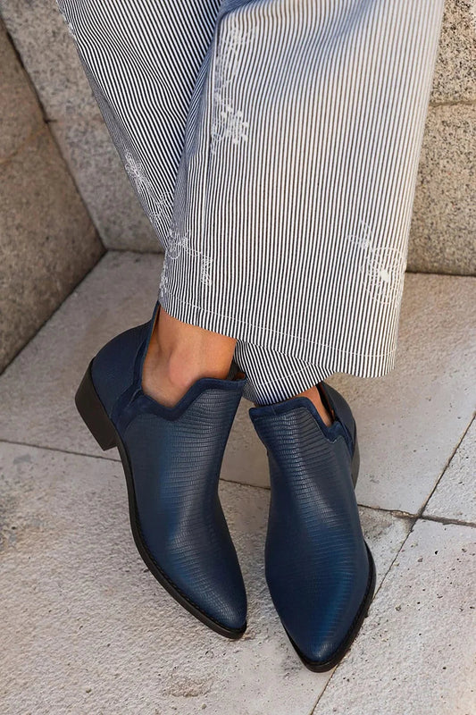 Marineblaue, strukturierte Stiefeletten mit spitzer Zehenform