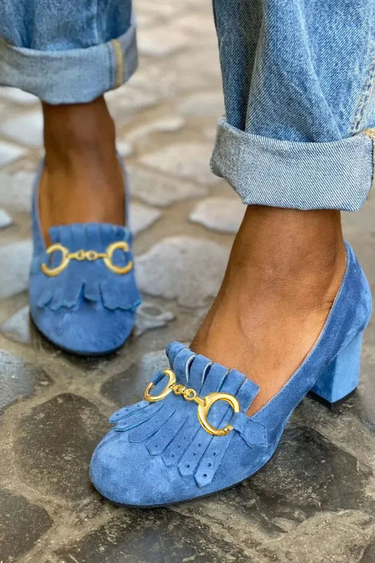 Matte, klobige Absatzschuhe mit runder Zehenpartie und fransierter Metallschnalle