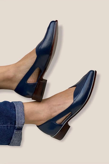 Bequeme marineblaue Ballerinas zum Hineinschlüpfen mit spitzem Zehenbereich und Aussparungen