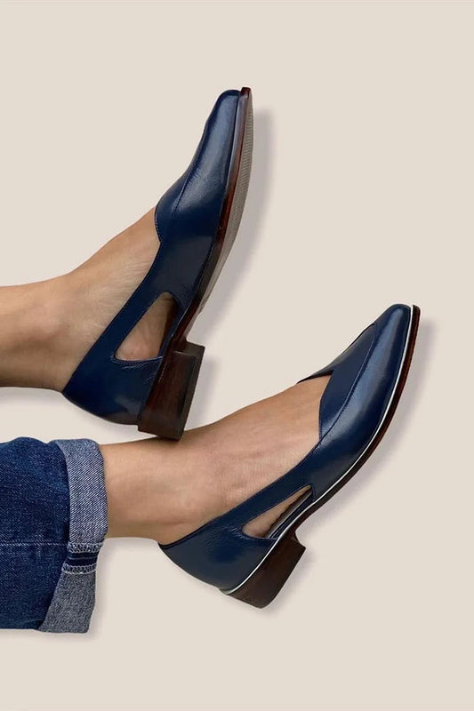 Bequeme marineblaue Ballerinas zum Hineinschlüpfen mit spitzem Zehenbereich und Aussparungen