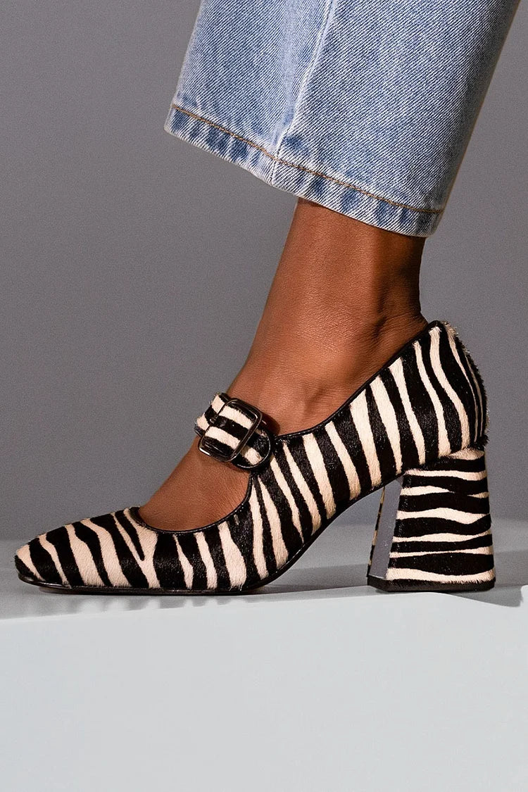 Schwarze Chunky-Heels mit Riemchen und Zebramuster auf dem Spann