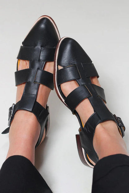 Flache, geschlossene Schuhe mit spitzen Zehen und ausgehöhltem Kreuzriemen