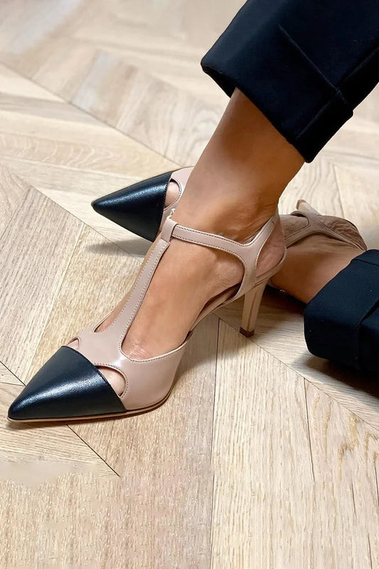 Beige Stiletto-Absätze mit farbblockierendem T-Riemen und spitz zulaufender Zehenpartie
