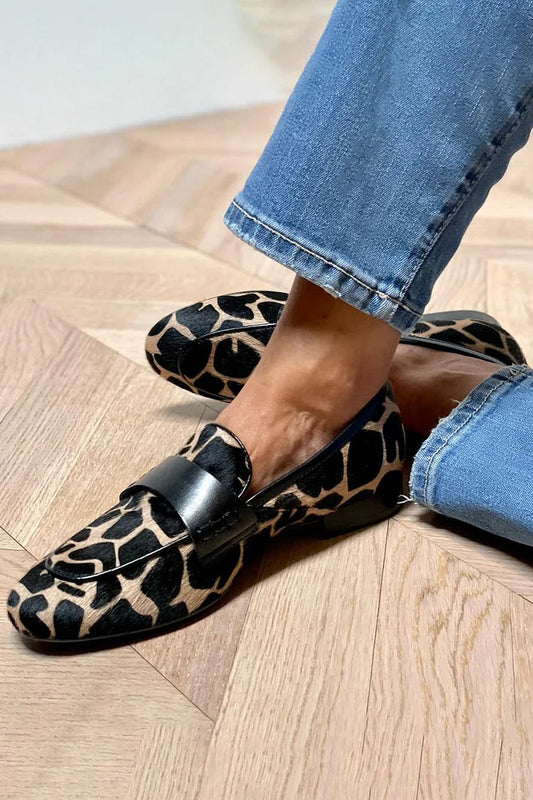 Farbblockierte Slipper mit runder Zehenpartie und Kuhmuster